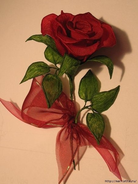 Очень красивые розы из гофрированной бумаги