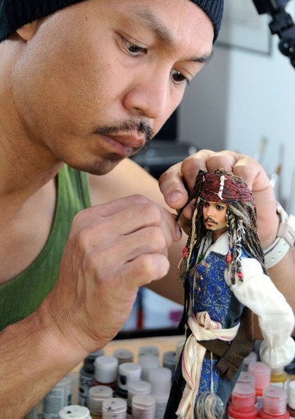 Филиппинский художник Ноэль Круз из обычных кукол Барби делает копии знаменитостей. Для этого он берет простые серийные куклы, смывает первоначальный слой краски и дорисовывает, дорабатывает на кукле продуманный им образ.
