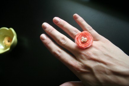 Стильные кольца с цветами из ткани