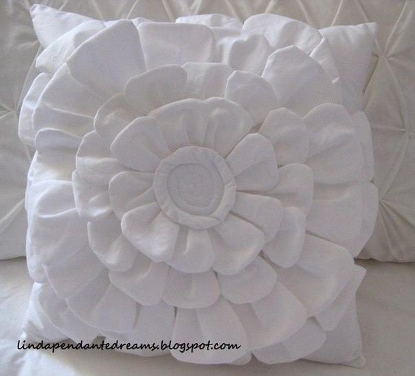 Подушка с шикарным цветком из ткани
