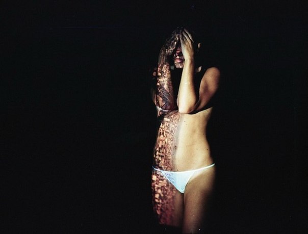 Техасский художник Дэвис Айер (Davis Ayer) демонстрирует искусство проектирования на женское тело. Потрясающе красивый световой боди-арт.