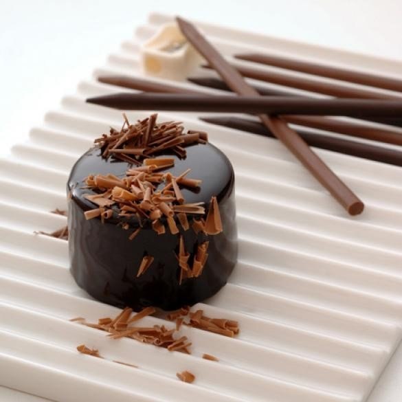 Шоколадные карандаши помогут дополнить ваш десерт мелкой стружкой