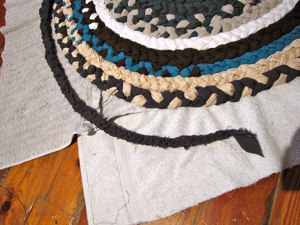 Плетеный коврик из косичек на основе своими руками.