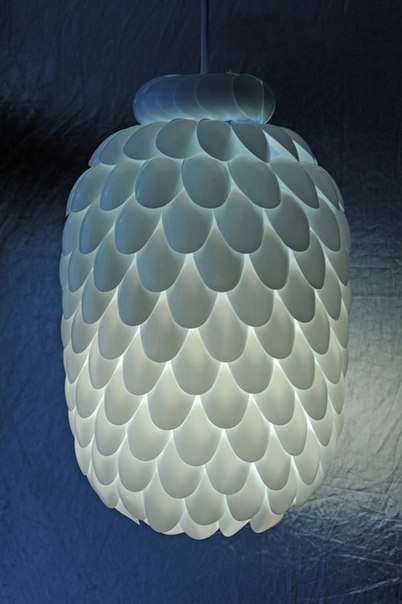 Идея лампы из пластиковых ложек и канистры