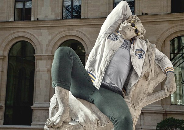 Парижский фотограф Лео Каяр задался вопросом, как бы выглядела современная мода в далёком прошлом, когда древние греки, отдавая дань совершенности человеческого тела, увековечивали ее в камне.