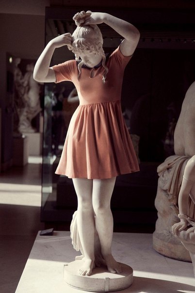 Парижский фотограф Лео Каяр задался вопросом, как бы выглядела современная мода в далёком прошлом, когда древние греки, отдавая дань совершенности человеческого тела, увековечивали ее в камне.
