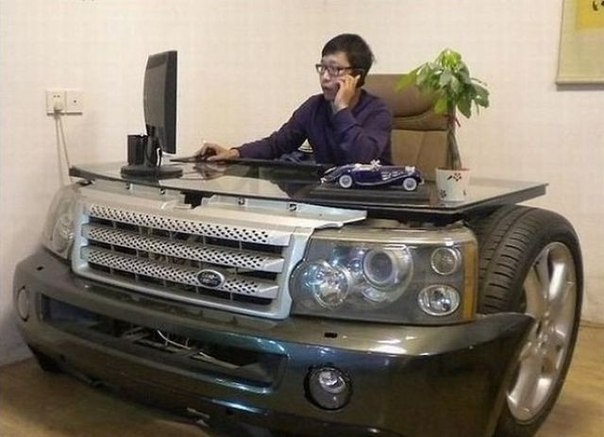 Стол у дилера запчастей Land Rover в Шензене, Китай