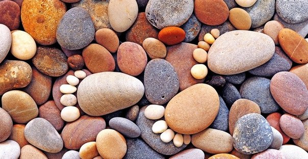 Смешные следы из камней.