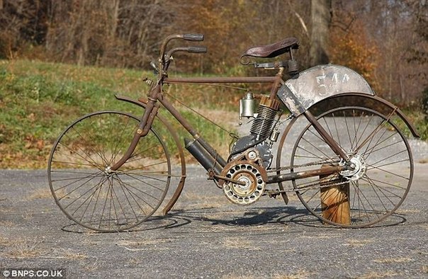 Как вы думаете, сколько стоит этот ржавый гибрид велосипеда и мопеда? Правильный ответ - $68 000. Ведь ему более 100 лет и это один из первых серийных мотоциклов в мире.