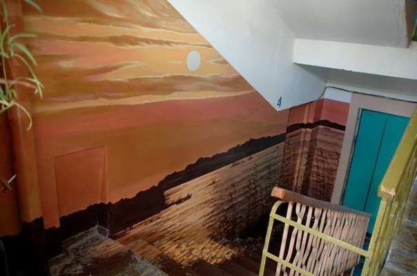 Художник Борис Черниченко расписал стены подъезда 8-этажного дома в Астрахани.
