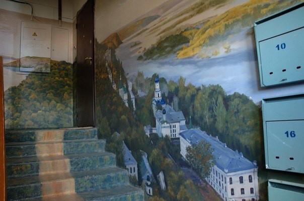 Художник Борис Черниченко расписал стены подъезда 8-этажного дома в Астрахани.