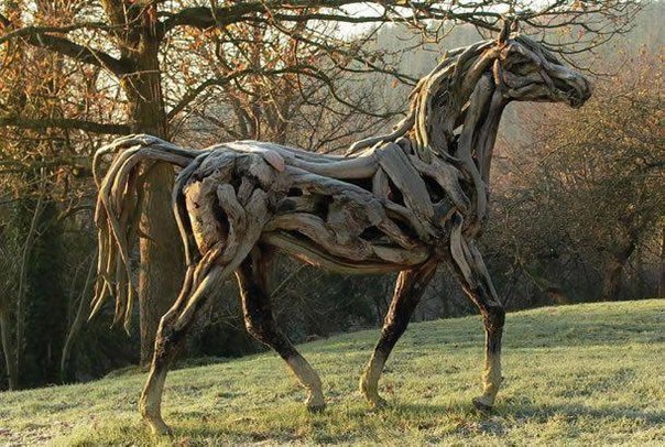 Лошадь, сделанная полностью из дерева