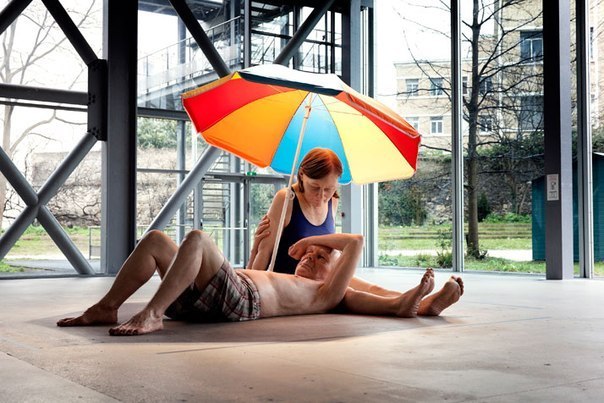 Ron Mueck | Гиперреалистическая скульптура "Пара под зонтом"