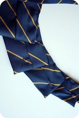 Украшение из галстука