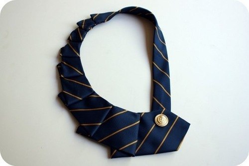 Украшение из галстука