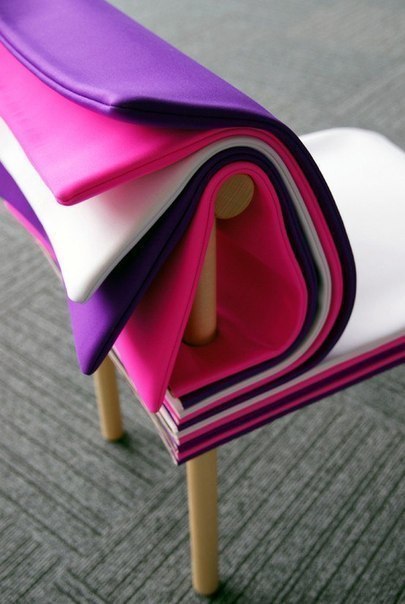 Создателей этого стула вдохновили книги. Сидящий может сам выбрать степень мягкости сидения, перевернув одну или несколько "страниц".