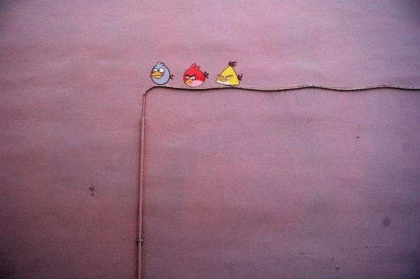 Уличный художник из Пензы Алексей Меньшиков создает забавные и умные стрит-арт-объекты