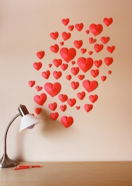 Декорируем стены сердцами. Как вариант для романтического вечера))