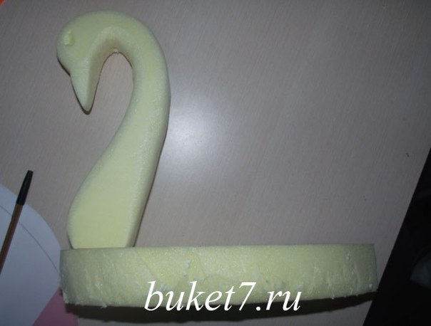 Лебеди из конфет