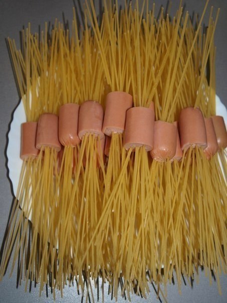 Креативные спагетти с сосисками.