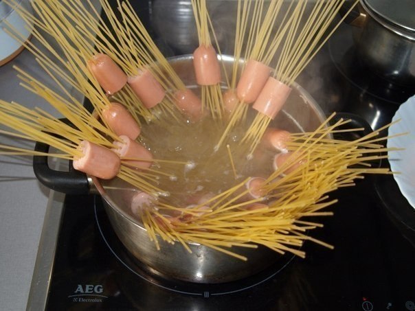 Креативные спагетти с сосисками.