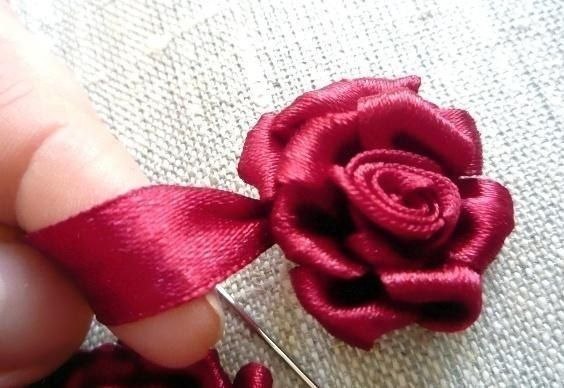 Вышивка розы лентами
