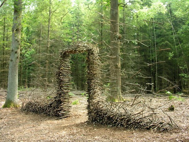 Корнелия Конрадс (Cornelia Konrads) (род. 1957) - современный немецкий художник, скульптор и дизайнер. Работает в жанре ленд-арта. Часто использует иллюзию невесомости.