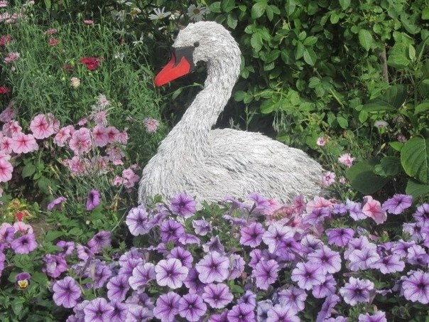Лебедь для сада из фанеры и осоки