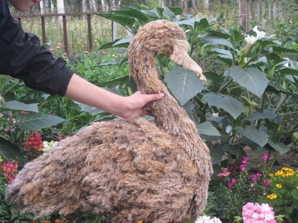 Лебедь для сада из фанеры и осоки