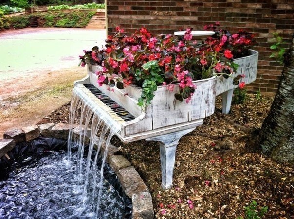 Из старого рояля можно сделать фонтан для сада