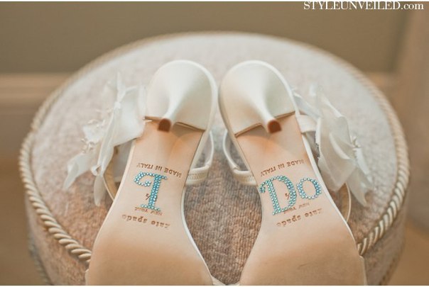 Надпись на свадебных туфлях.