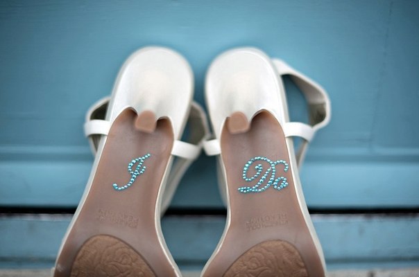 Надпись на свадебных туфлях.