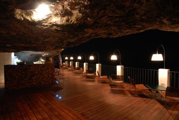 Очень необычный ресторан в пещере на юге Италии