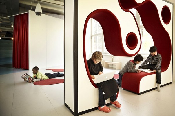 Эта новая школа Vittra Telefonplan расположена в Стокгольме, Швеция.