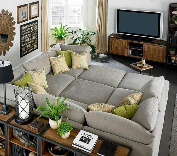 Вместительный диван для всей семьи