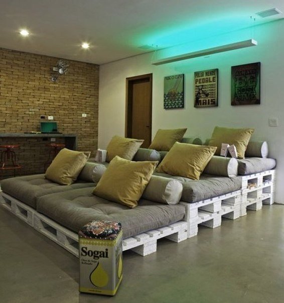 С обычных поддонов можно постоить удобный диван для собственного кинотеатра