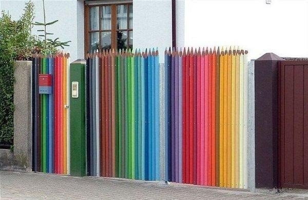 Веселый забор из цветных карандашей