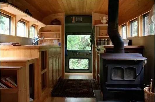 Вот так можно переделать старый школьный автобус в очень уютный дом на колесах