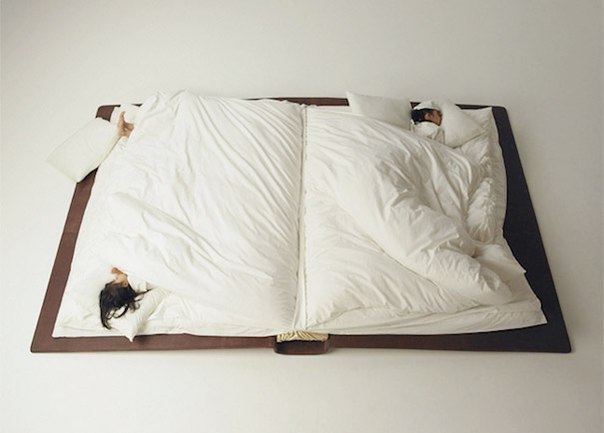 Очень вместительная кровать книга.