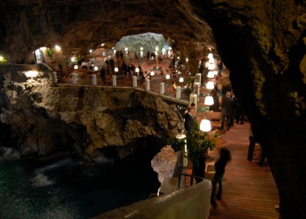 В городке Полиньяно-а-Маре в южной Италии (провинция Барии, Апулия) находится самый уникальный ресторанчик в мире – «Grotta Palazzese».Ресторанчик открыт только летом, потому что он находится в известняковой пещере, выходящей на море.Только представьте, как вы сидите за столиком теплым летним вечерком, а где-то внизу волны разбиваются о скалистый край утеса.