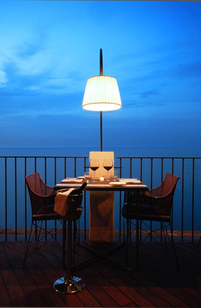 В городке Полиньяно-а-Маре в южной Италии (провинция Барии, Апулия) находится самый уникальный ресторанчик в мире – «Grotta Palazzese».Ресторанчик открыт только летом, потому что он находится в известняковой пещере, выходящей на море.Только представьте, как вы сидите за столиком теплым летним вечерком, а где-то внизу волны разбиваются о скалистый край утеса.
