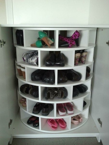 Практичная идея для прихожей - вращающийся обувной шкаф.
