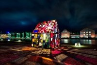 Размер этого уникального дома 12 х 12 х 14 футов, он состоит из тысяч найденных кусочков оргстекла. Он был построен в сотрудничестве между нью-йоркским художником Томом Фруном и CoReact. Проект расположен на открытой площади набережной Королевской датской библиотеки в Копенгагене, Дания.