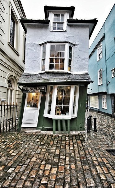 Построенный в конце 16 века "Crooked House" всегда оставался торговой лавкой. Сейчас здесь продают чай, а своеобразная архитектура дома продолжает приносить его хозяевам дивиденды - люди знали, чем можно привлечь народ. Windsor(England)