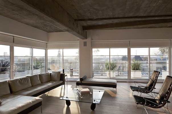 В Лондоне, неподалеку от центра, в здании заброшенной фабрики новозеландский дизайнер Уильям Тозер создал апартаменты с интерьером в стиле лофт.