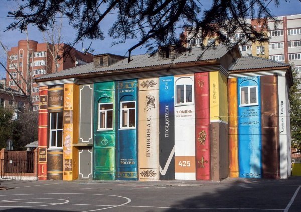 Арт-группа «Цвет города» раскрасила серое здание в тюменском школьном дворе