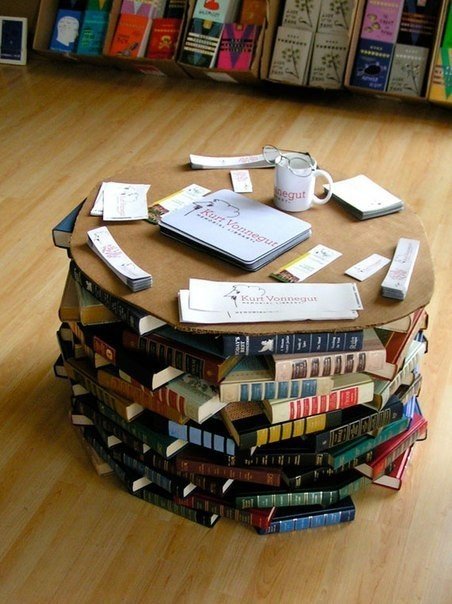Столик-подставка из книг