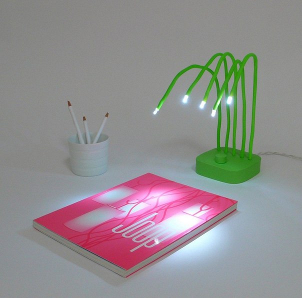 Американский дизайнер Victor Vetterlein представил настольную лампу FRESH LED. Лампа напоминает собой капли росы на траве. Она представляет собой 5 гнущихся во все стороны трубок, со светодиодами на концах и регулировкой яркости.