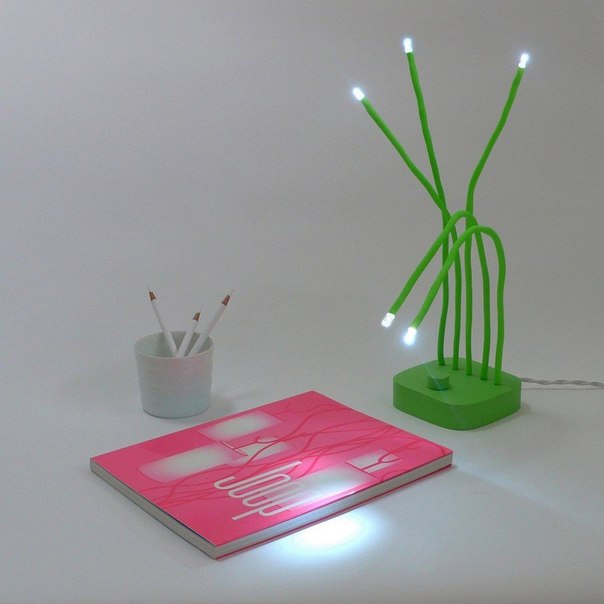 Американский дизайнер Victor Vetterlein представил настольную лампу FRESH LED. Лампа напоминает собой капли росы на траве. Она представляет собой 5 гнущихся во все стороны трубок, со светодиодами на концах и регулировкой яркости.