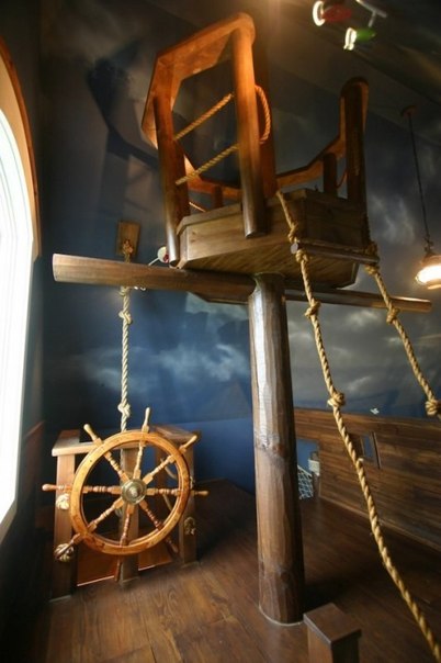 Steve Kuhl с помощью своей студии Kuhl Design Build создал для своего сына оригинальную спальню, полностью стилизованную под пиратское судно: деревянный корабль, мостик, штурвал и канаты - все детали соблюдены.